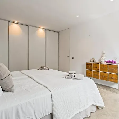 Villa Design Sea Views And Lap Pool Cabrils